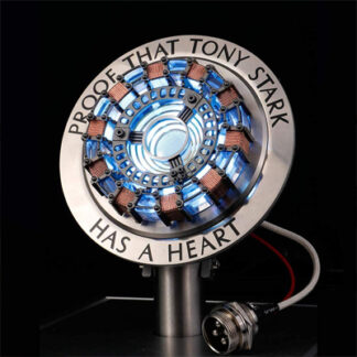 Tony Stark heart reactor is displayed on a stand and on the reactor it is written "Proof that Tony Stark has a heart"